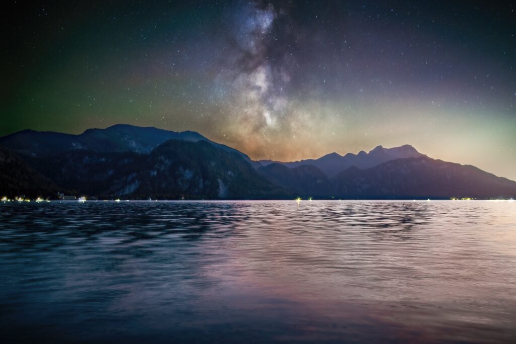 Nachthimmel über dem Attersee mit Blick auf den Schafberg