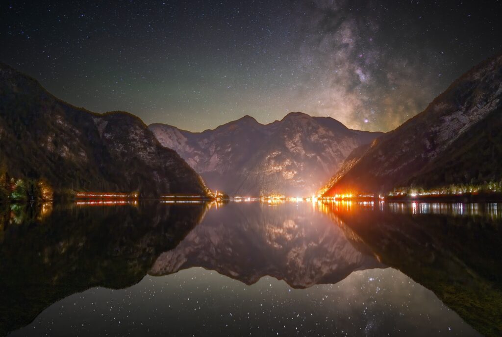Milchstraße über dem Hallstätter See, Blick von Bad Goisern Richtung Hallstatt